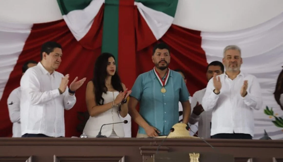 Otorga 76 Legislatura Presea “Constitución de 1814” a Felipe Orlando Aragón Andrade