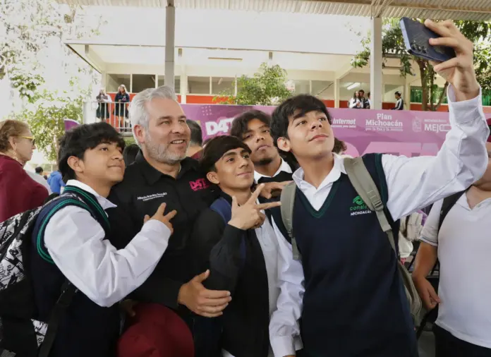 Entrega Ramírez Bedolla más de 8 mil 500 chips del Programa D4TA a estudiantes de Conalep