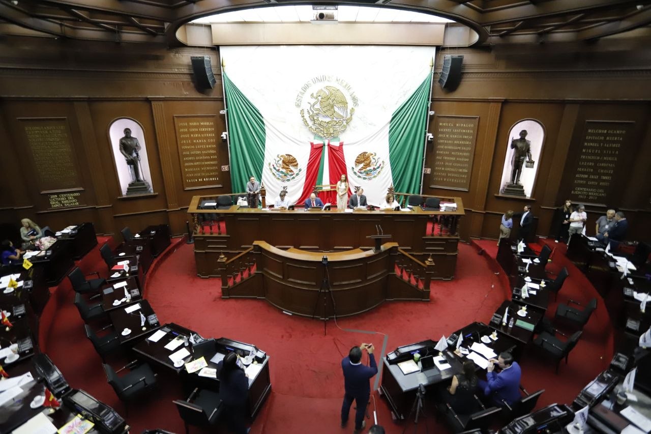 Michoacán aprueba reforma para limitar salarios de funcionarios y reducir número de regidores