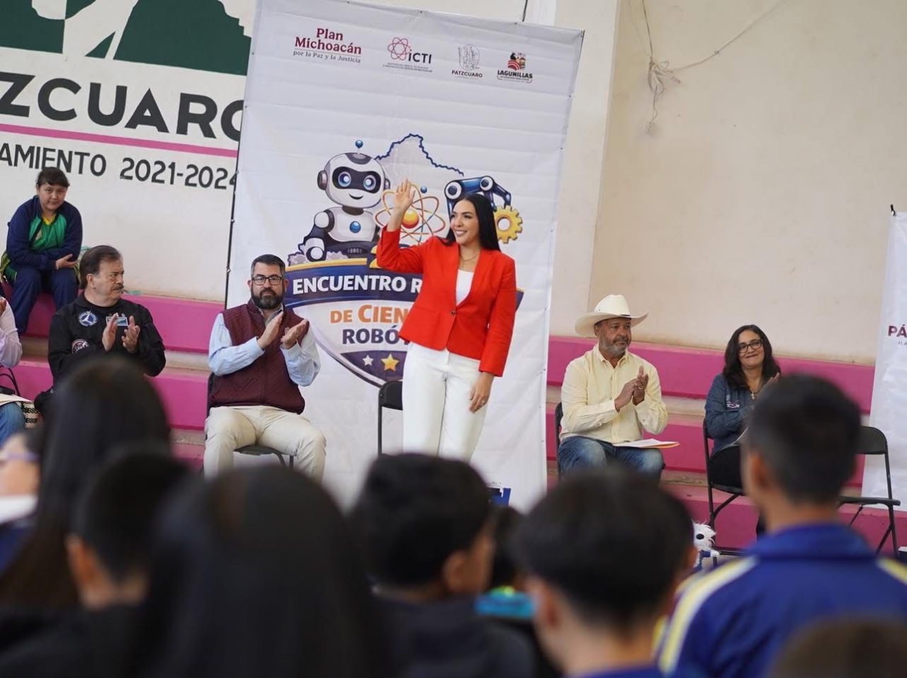 Estudiantes de Pátzcuaro se acercan a la robótica y realidad virtual en encuentro regional de ciencia