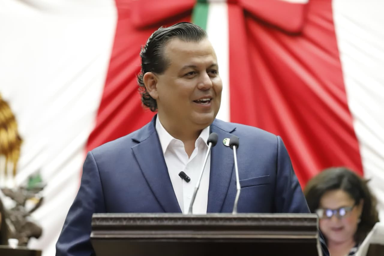 A competir limpiamente y sin tomar por asalto al árbitro del proceso electivo, invita Memo Valencia a Raúl Morón