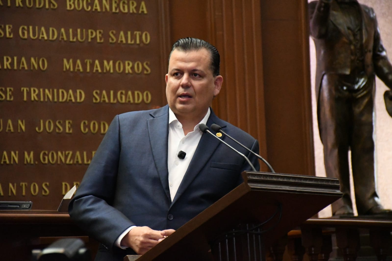 Con exhorto a la Secretaría de Economía, Memo Valencia busca evitar el robo de vehículos nuevos